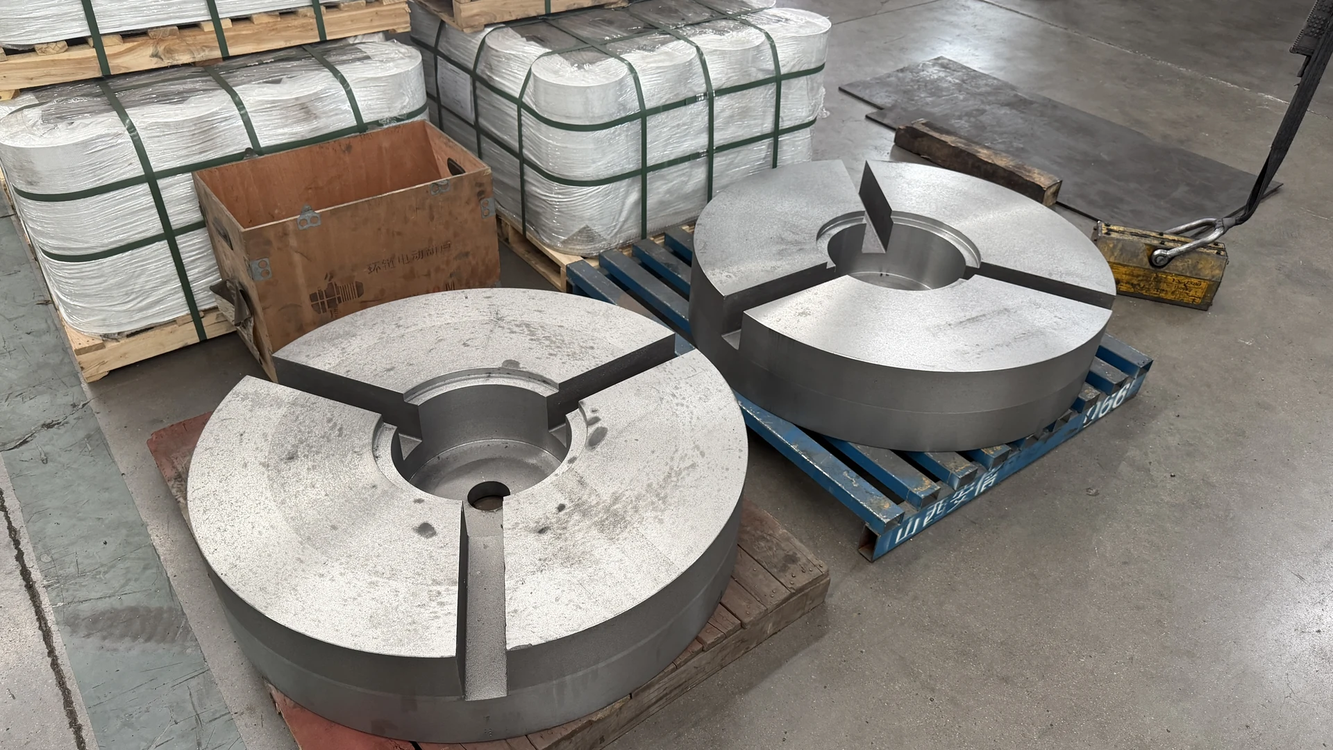 Large chuck body castings — semi-finished and intermediate machining photo 2