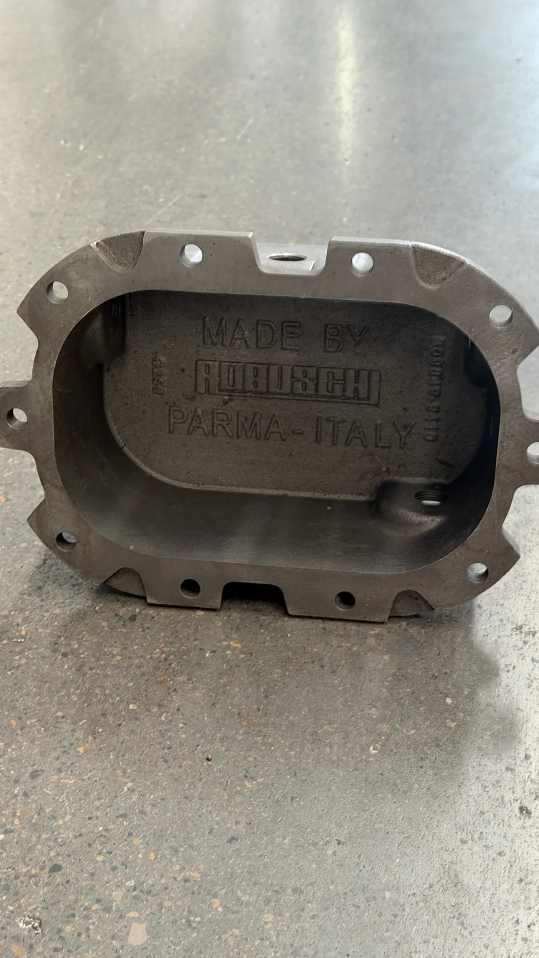 SRT-415 Oil Sump Casting — SRT-415 oil sump interior and exterior detail 3